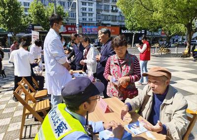 公益服務(wù)巡游便民又暖心 理發(fā)、政策宣傳與健康咨詢溫暖人心